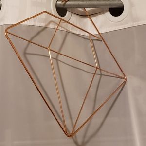 Diamond shaped hanger
